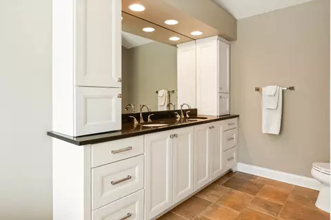 Bath - 2406 Interlocken Dr, Bloomington, IL 61704 photo 3 of 6