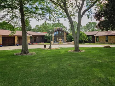 24580 W Magnolia Dr, Antioch, IL 60002