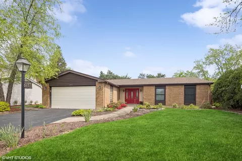 637 Newport Ave, Westmont, IL 60559