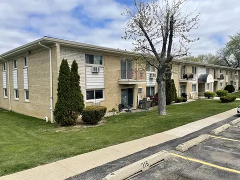 550 Chase Dr #9, Clarendon Hills, IL 60514