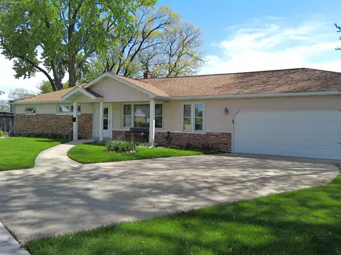 1881 Paula Ln, Des Plaines, IL 60018