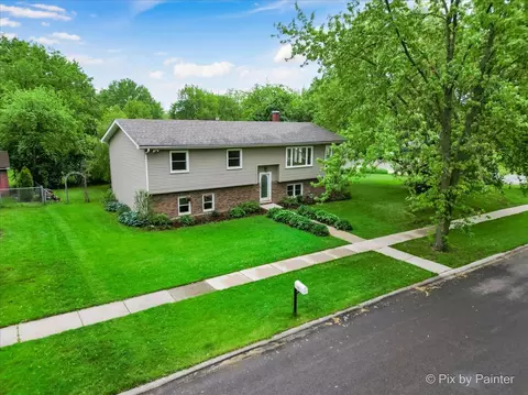 425 Renee Dr, South Elgin, IL 60177