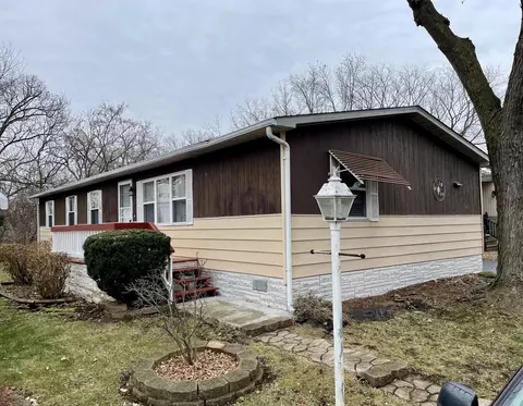 446 Golfview Dr, Crystal Lake, IL 60014