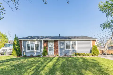 102 Adobe Cir, Carpentersville, IL 60110