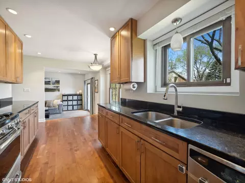 Kitchen - 869 Tanglewood Dr, Wheeling, IL 60090 photo 2 of 3