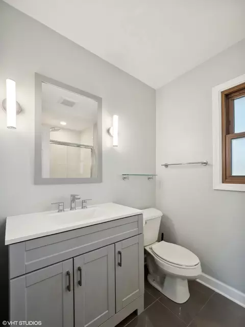 Bath - 869 Tanglewood Dr, Wheeling, IL 60090 photo 3 of 4