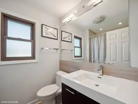 Bath - 869 Tanglewood Dr, Wheeling, IL 60090 photo 2 of 4