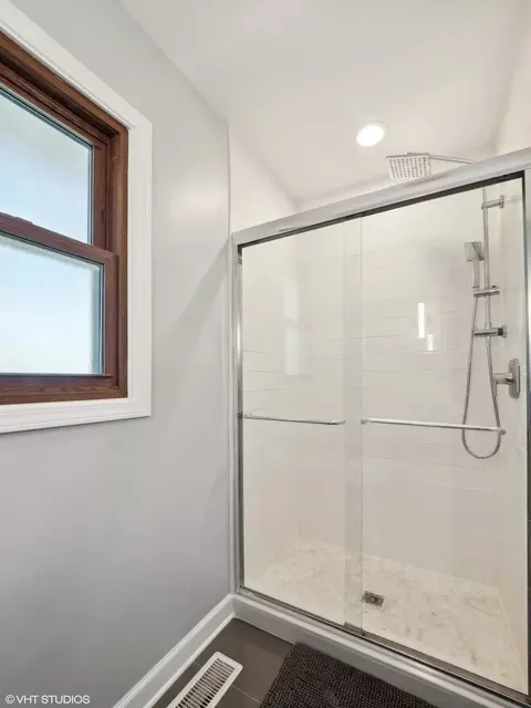 Bath - 869 Tanglewood Dr, Wheeling, IL 60090 photo 4 of 4