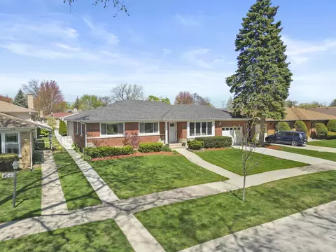 4032 Dobson St, Skokie, IL 60076