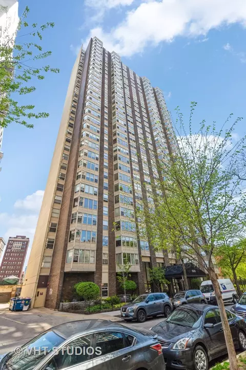 525 W Hawthorne Pl #402, Chicago, IL 60657
