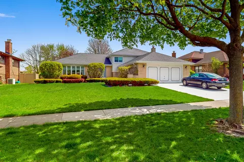 1943 Concord Dr, Downers Grove, IL 60516
