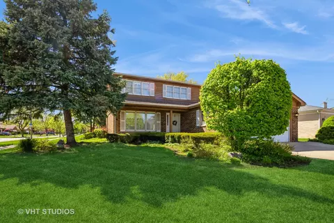 700 Berkshire Ct, Des Plaines, IL 60016