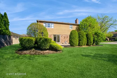 700 Berkshire Ct, Des Plaines, IL 60016 photo 23