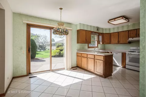 700 Berkshire Ct, Des Plaines, IL 60016 photo 9