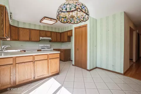 700 Berkshire Ct, Des Plaines, IL 60016 photo 7