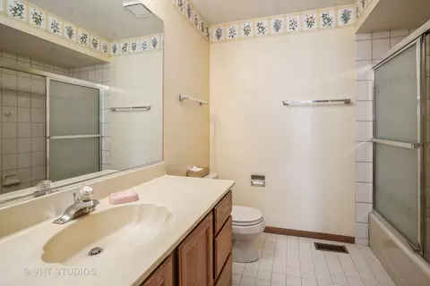 700 Berkshire Ct, Des Plaines, IL 60016 photo 17