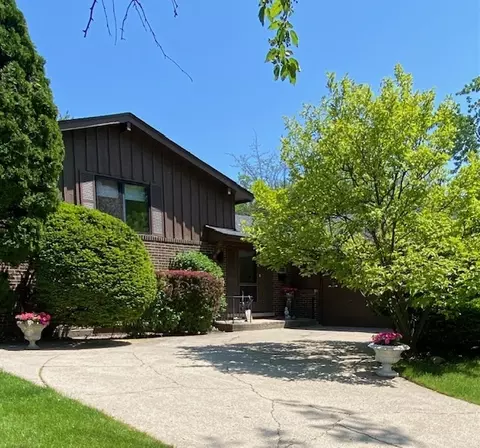2203 Greenwood Rd, Glenview, IL 60026
