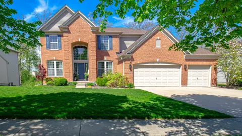 111 Black Hill Dr, Streamwood, IL 60107
