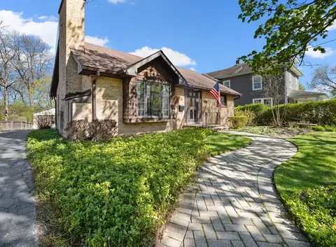 677 Mawman Ave, Lake Bluff, IL 60044