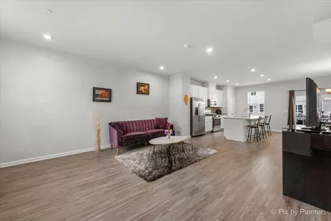 21 Nicholas Dr E, Des Plaines, IL 60016 photo 4