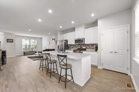 21 Nicholas Dr E, Des Plaines, IL 60016 photo 9