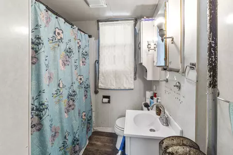 Bath - 213 Parks Ave, Joliet, IL 60432 photo 1 of 2