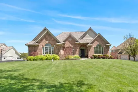8775 Country Shire Ln, Spring Grove, IL 60081