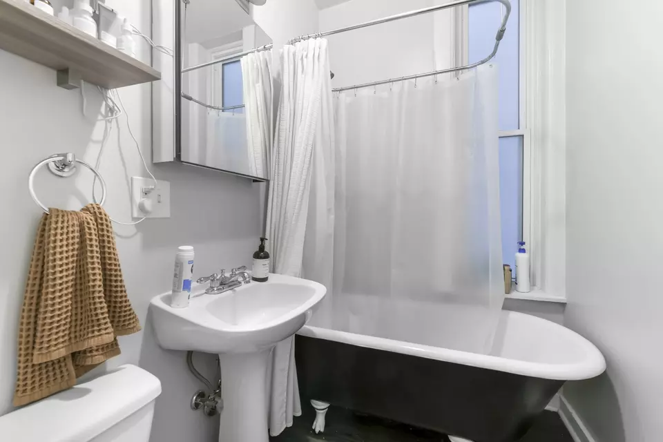Bath - 1649 W Superior St, Chicago, IL 60622 photo 2 of 6
