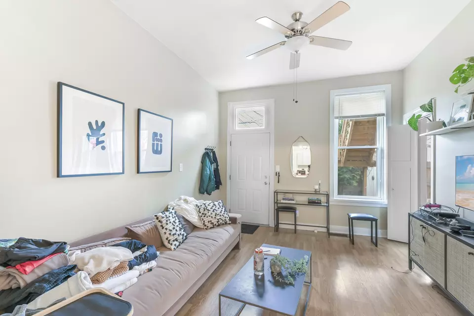 Living - 1649 W Superior St, Chicago, IL 60622 photo 2 of 5