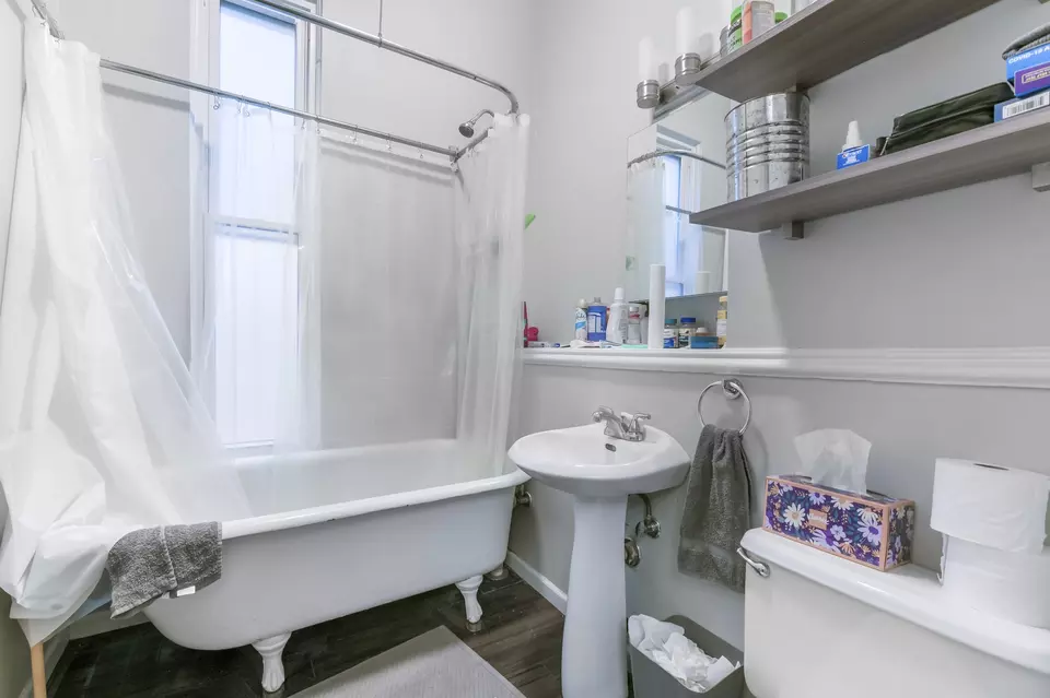Bath - 1649 W Superior St, Chicago, IL 60622 photo 4 of 6