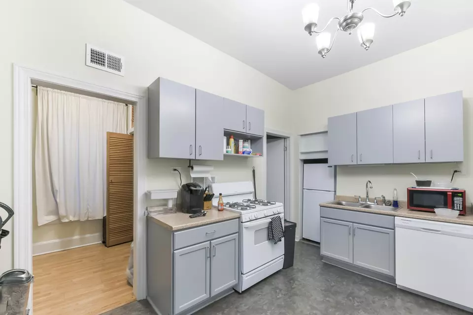 Kitchen - 1649 W Superior St, Chicago, IL 60622 photo 2 of 3