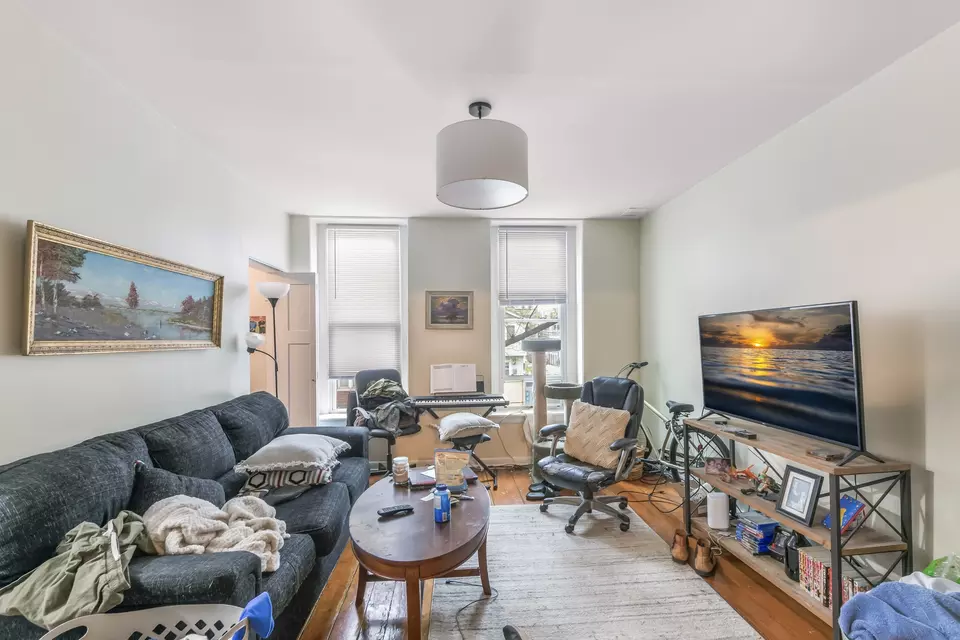 Living - 1649 W Superior St, Chicago, IL 60622 photo 4 of 5