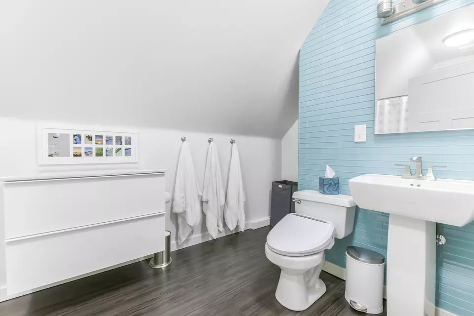 Bath - 1649 W Superior St, Chicago, IL 60622 photo 5 of 6