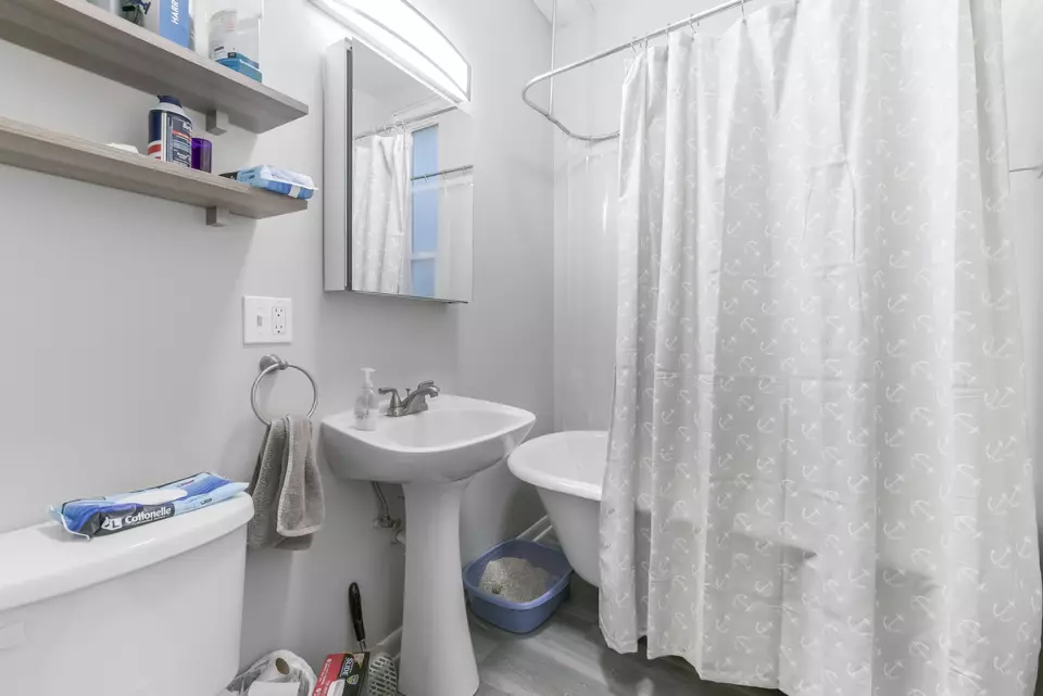 Bath - 1649 W Superior St, Chicago, IL 60622 photo 3 of 6