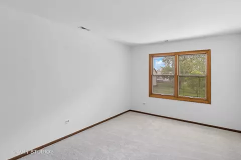 Bedroom - 930 N Dovington Dr, Hoffman Estates, IL 60169 photo 1 of 5