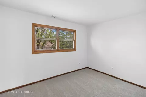 Bedroom - 930 N Dovington Dr, Hoffman Estates, IL 60169 photo 2 of 5