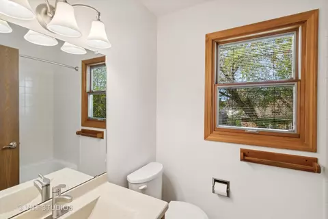 Bath - 930 N Dovington Dr, Hoffman Estates, IL 60169 photo 3 of 4