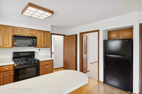 Kitchen - 930 N Dovington Dr, Hoffman Estates, IL 60169 photo 3 of 3