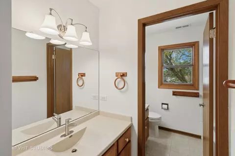 Bath - 930 N Dovington Dr, Hoffman Estates, IL 60169 photo 2 of 4