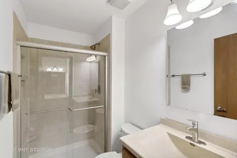 Bath - 930 N Dovington Dr, Hoffman Estates, IL 60169 photo 4 of 4