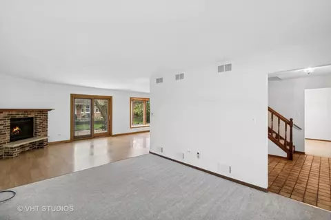 Living - 930 N Dovington Dr, Hoffman Estates, IL 60169 photo 2 of 3