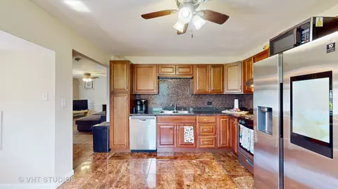 Kitchen - 3007 Hawk Ln, Rolling Meadows, IL 60008 photo 3 of 3