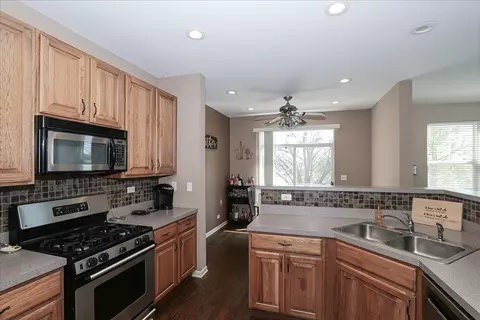 1069 Horizon Dr, Bartlett, IL 60103 photo 9