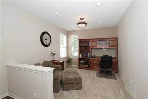1069 Horizon Dr, Bartlett, IL 60103 photo 3