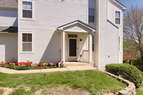 1069 Horizon Dr, Bartlett, IL 60103 photo 2