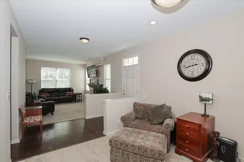1069 Horizon Dr, Bartlett, IL 60103 photo 4