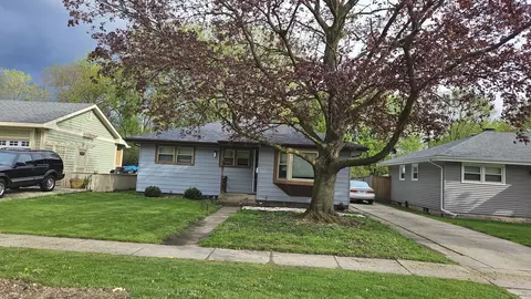 911 E Hawley St, Mundelein, IL 60060