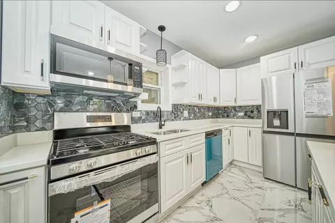 Kitchen - 16123 Wolcott Ave, Markham, IL 60428 photo 3 of 6