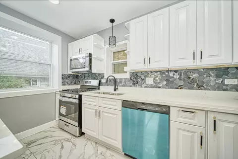 Kitchen - 16123 Wolcott Ave, Markham, IL 60428 photo 4 of 6