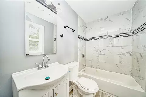 Bath - 16123 Wolcott Ave, Markham, IL 60428 photo 1 of 2